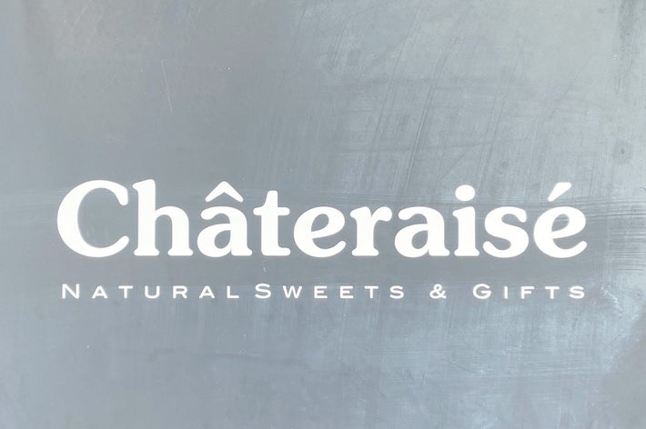 シャトレーゼ「NATURAL SWEETS &amp; GIFTS」の看板。シンプルなデザインで情報を伝える。
