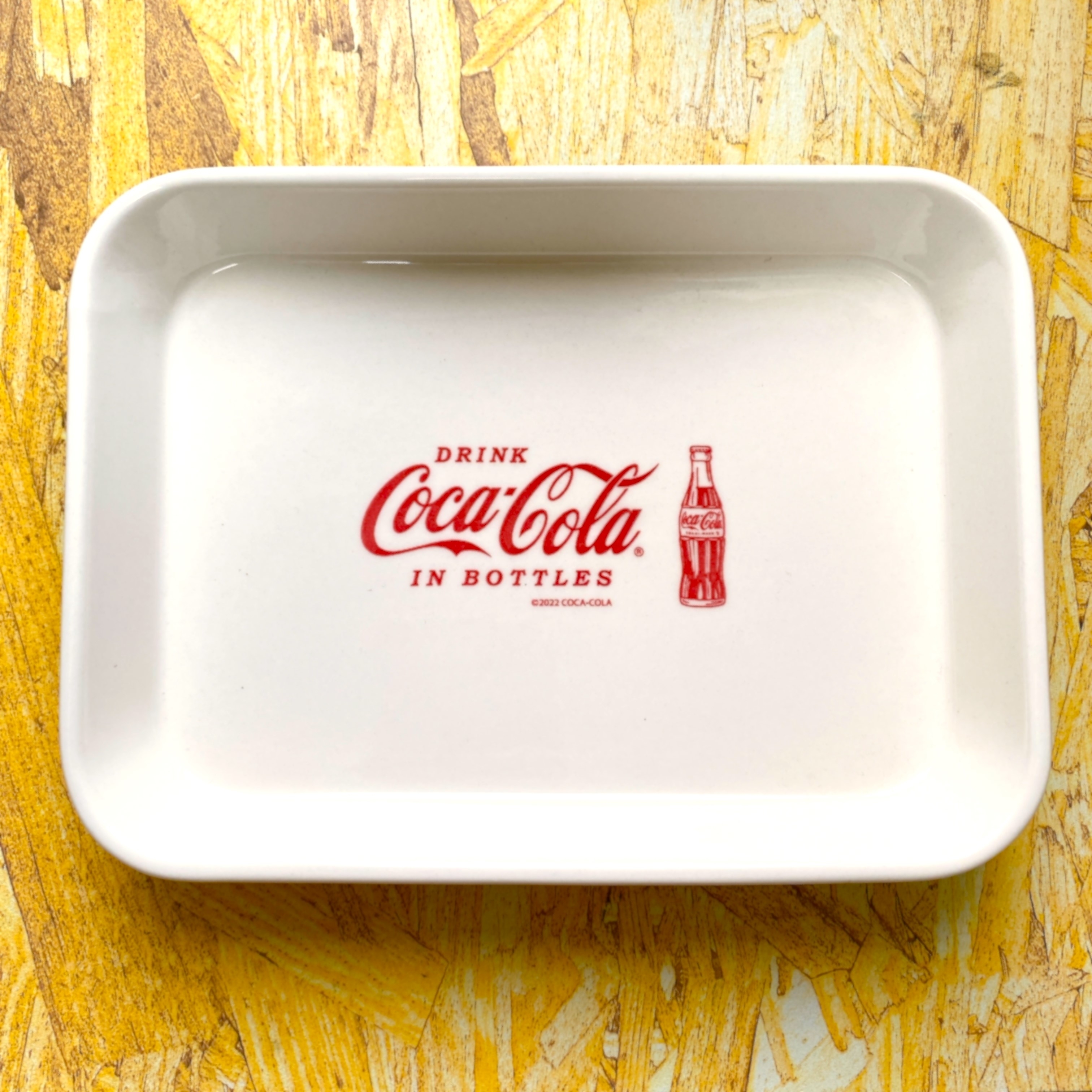 ダイソー「磁器角型プレート(コカ・コーラ、AS1、20.5cm×15cm×2.9cm)」
