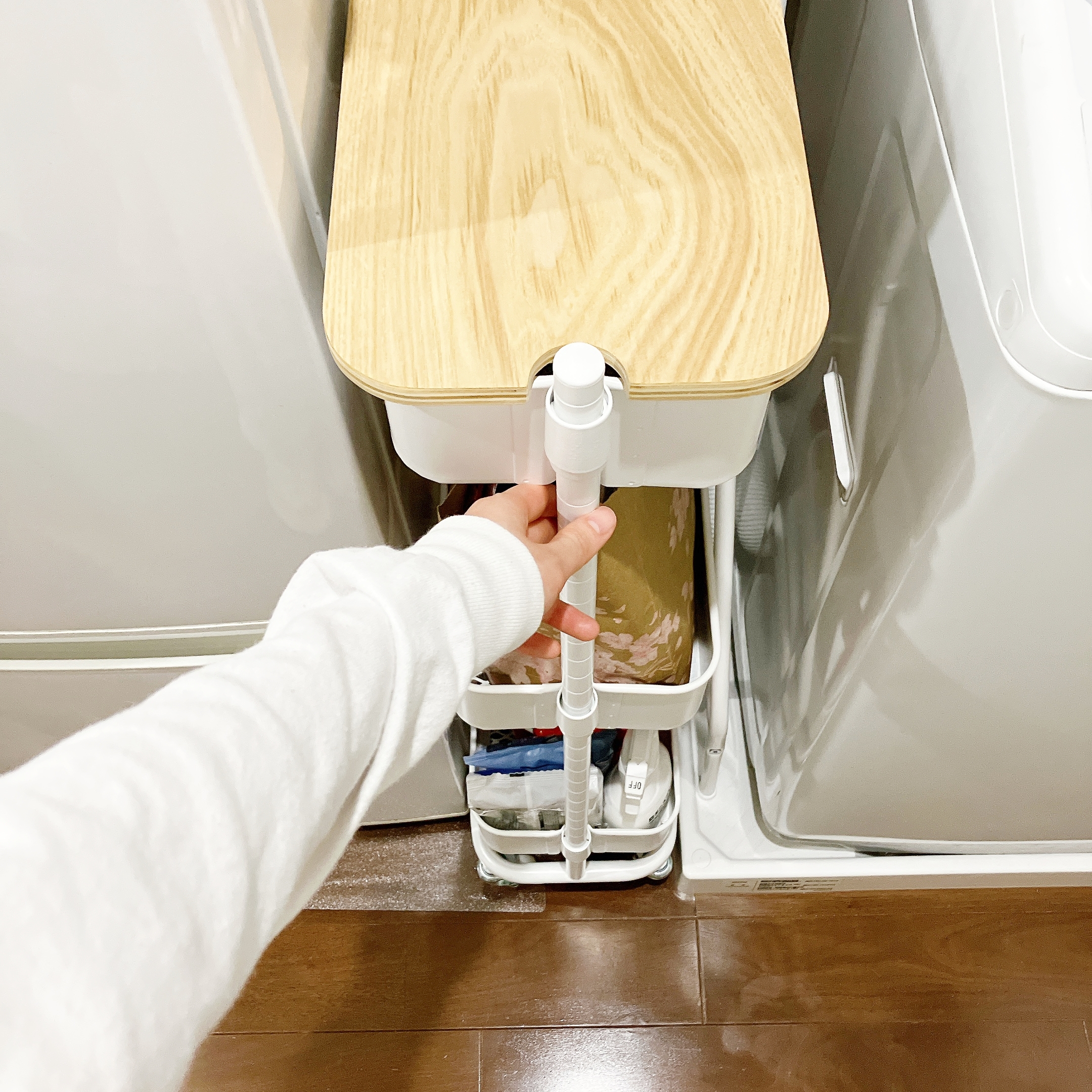 ニトリの「【隙間収納】スチールワゴントロリスリム 蓋トレー付き2点セットWH」