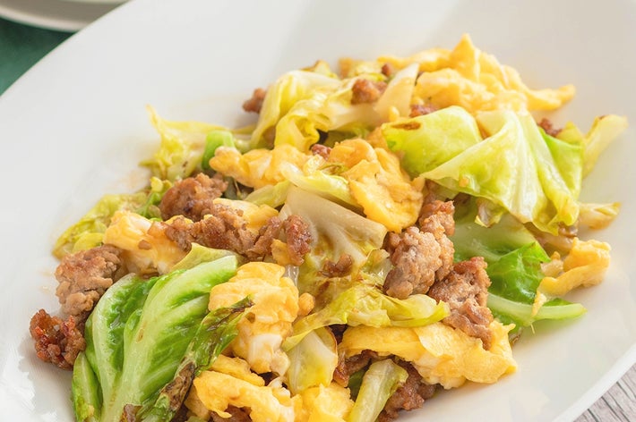 キャベツと卵、ミンチ肉の炒め物が白い皿に盛られている。