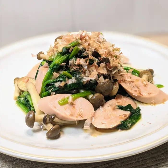 きのことほうれん草のサラダに鶏肉が盛り付けられた料理。上にはかつお節がトッピングされています。