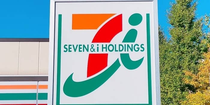 セブン&アイ・ホールディングスの看板が表示されている外観写真です。