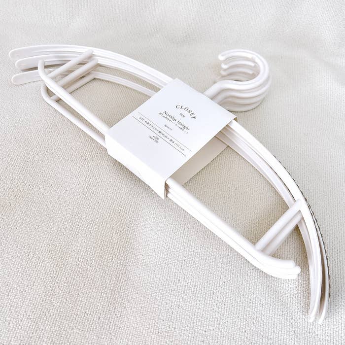 3COINS（スリーコインズ）「滑り止め付きハンガー4本セット」