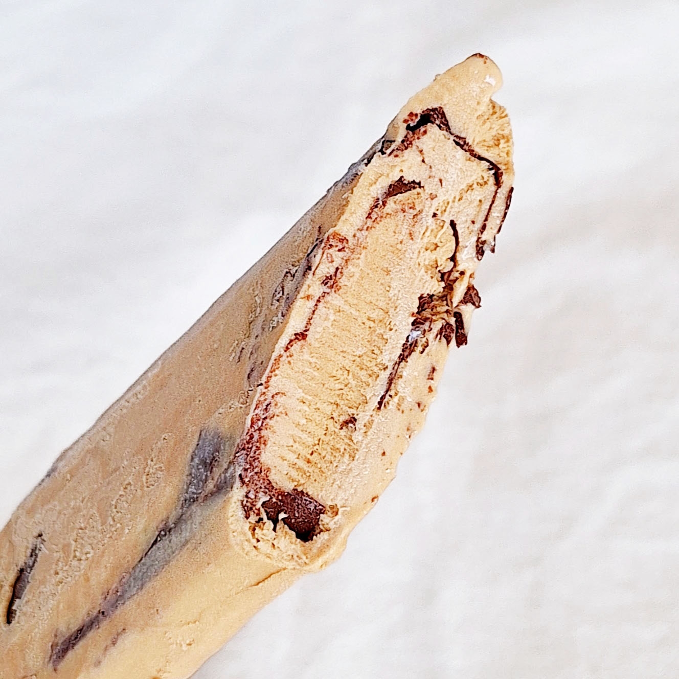 アイスキャンディーのクローズアップ画像。チョコレートチップが混ざっている。