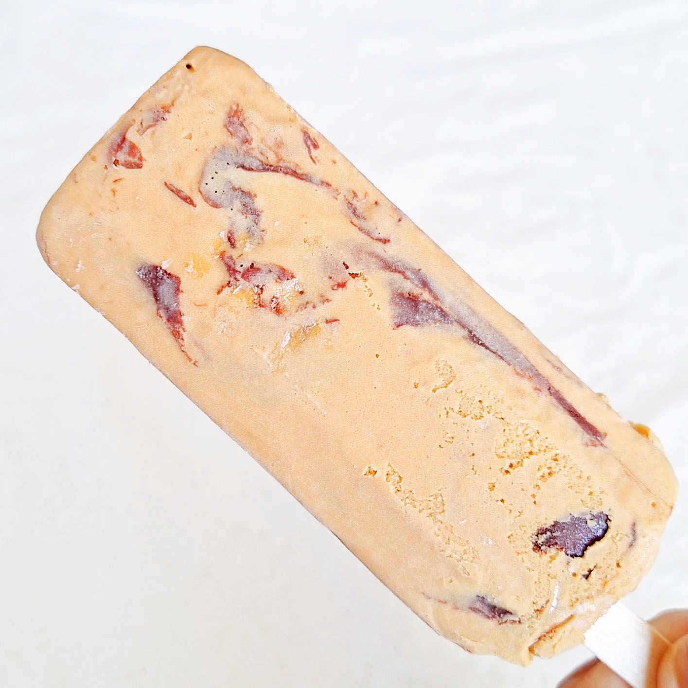 アイスバーにチョコレートのマーブル模様が見える。