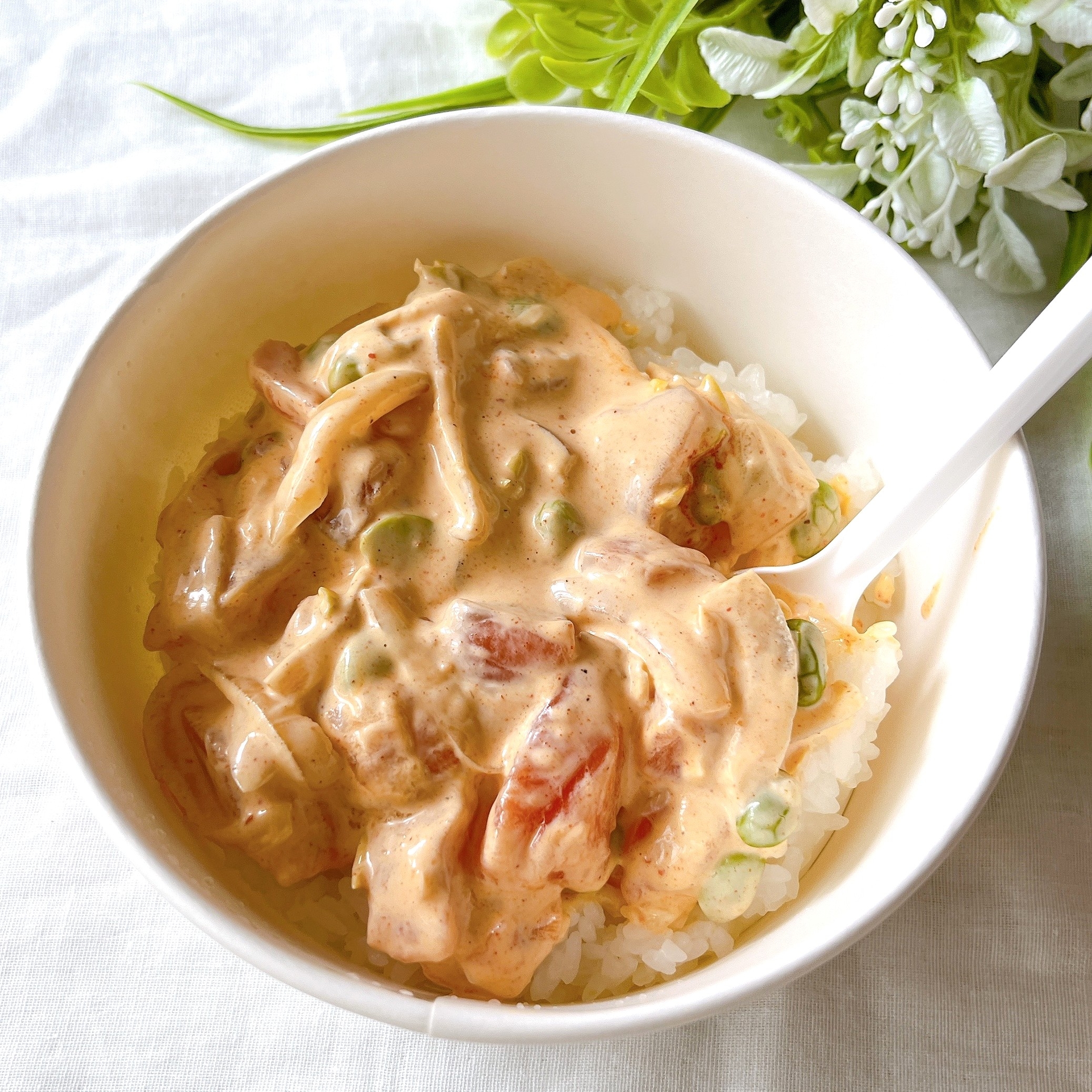 セブンイレブンの「サーモンポキ丼 スパイシーマヨネーズ」