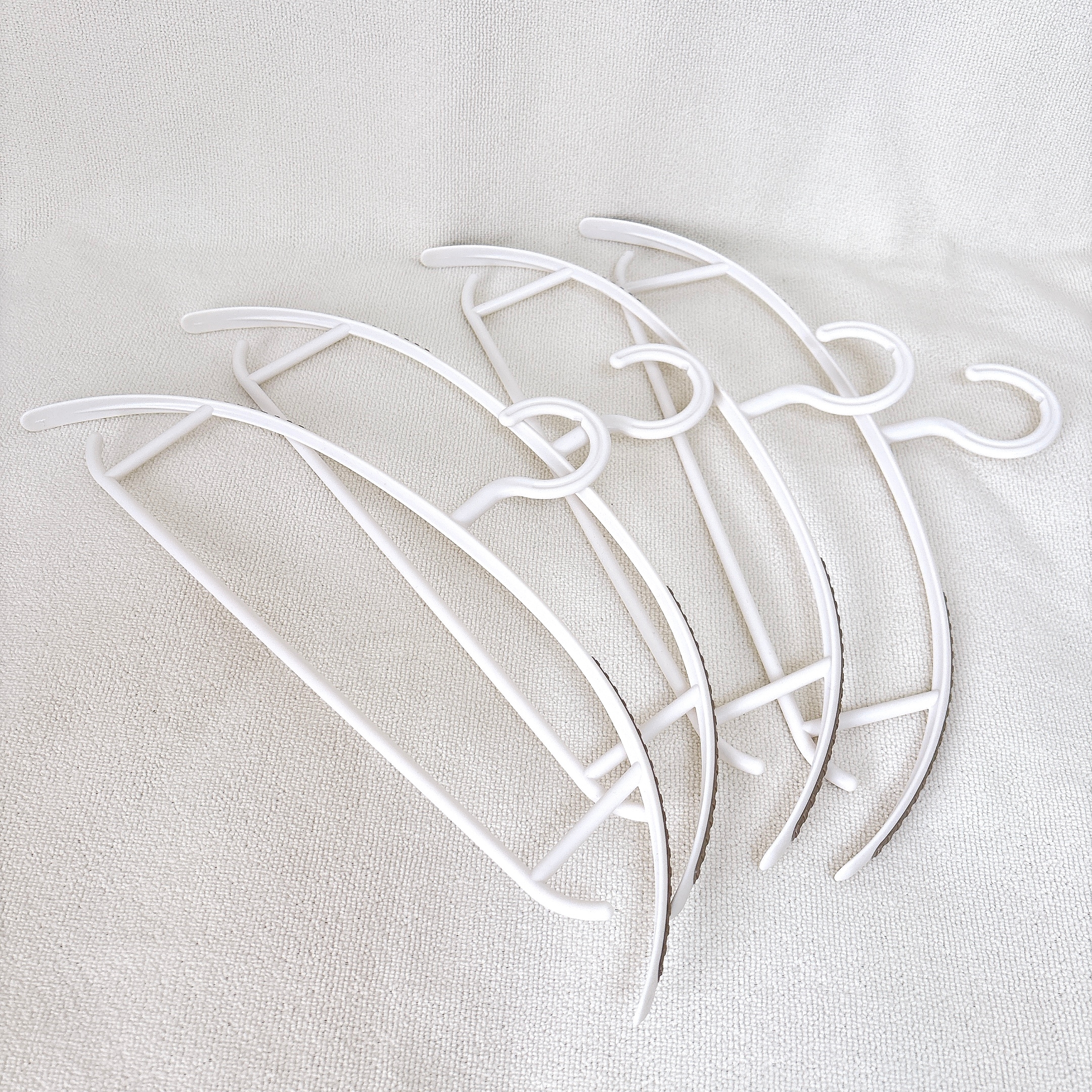 3COINS（スリーコインズ）「滑り止め付きハンガー4本セット」