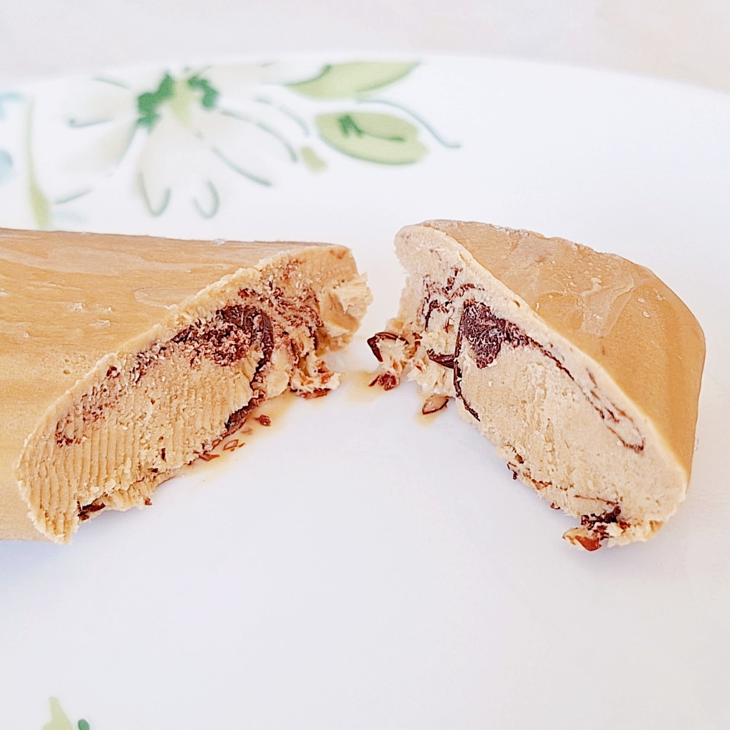 お皿にのった切られたアイスクリームバー、中央にチョコレートの渦模様が見える。