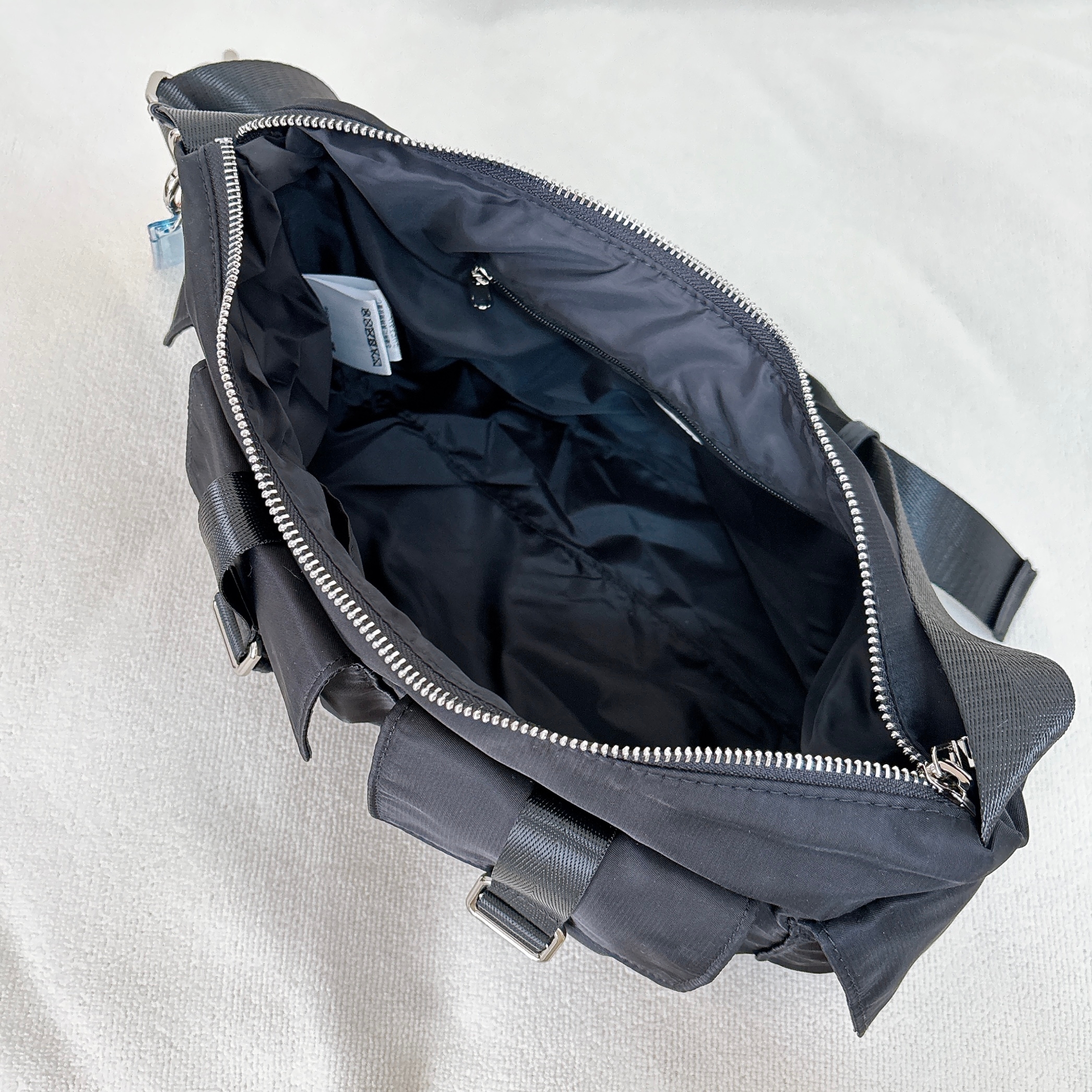 ニコアンド「オリジナルチャーム付きマルチポケットショルダーバッグ」