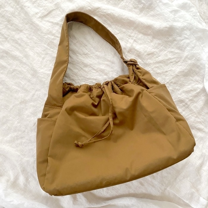 ユニクロ「ソフトパフィーショルダーバッグ」