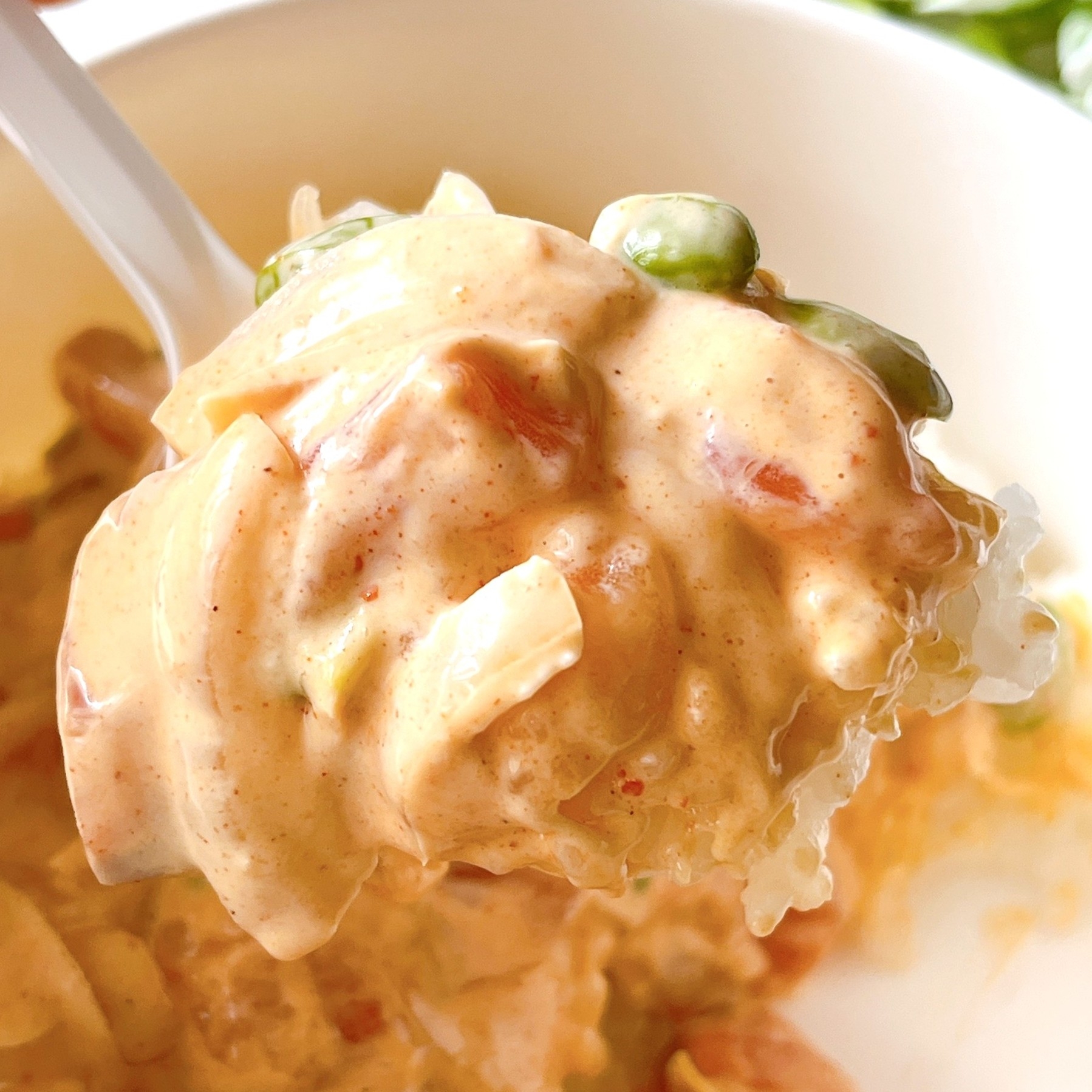 セブンイレブンの「サーモンポキ丼 スパイシーマヨネーズ」