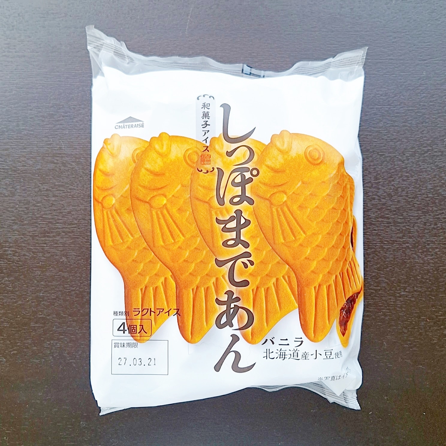 パッケージに「しっぽまであん」と書かれたたい焼き4個入りのアイスクリーム。販売期限は2027年3月21日。