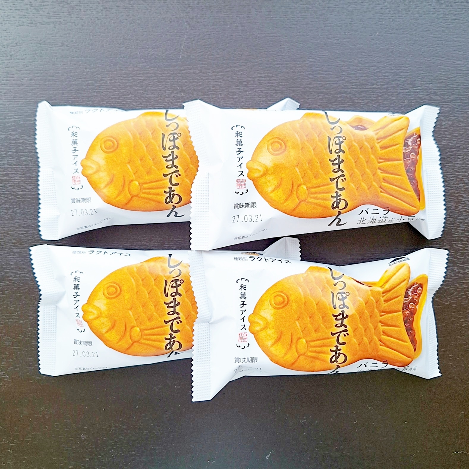 4個の魚型アイスクリーム菓子のパッケージが並べられています。