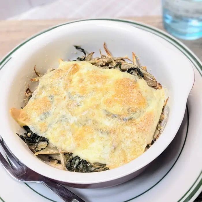 ごぼうとチーズの料理が白い器に盛られている。