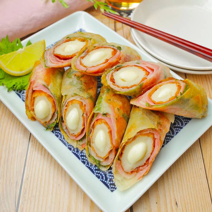 盛り付けられたライスペーパー春巻き。ハムとチーズを巻いた具材が見える。隣にレモンのくし切りが添えられている。