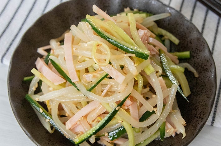 お皿に盛られたもやしとハム、きゅうりの冷菜。シンプルで爽やかなサラダ。