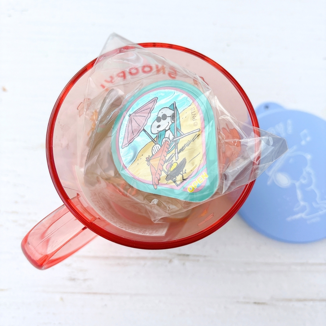 カップの中に入ったスヌーピーのデザインが施されたゼリーのパッケージ。