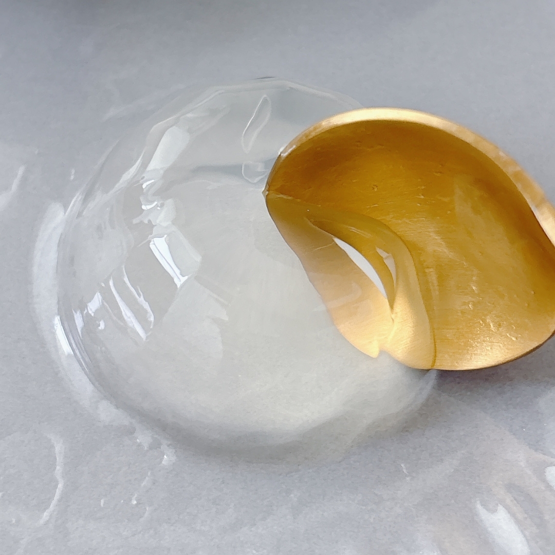 金のスプーンで透明な水まんじゅうがすくわれている。