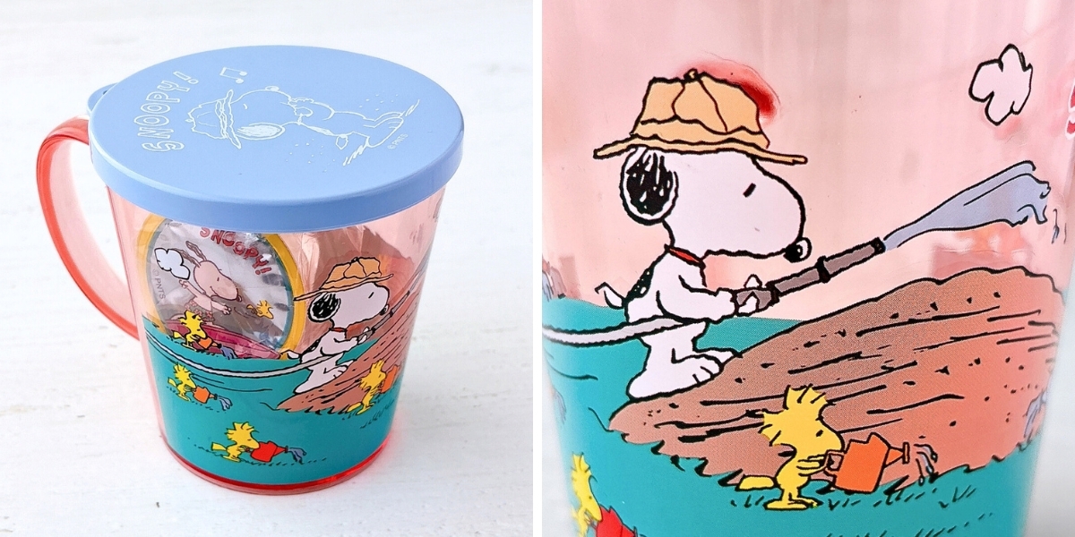 スヌーピーとウッドストックが描かれた子供用プラスチックカップ。スヌーピーは消防ホースを持っているイラスト。