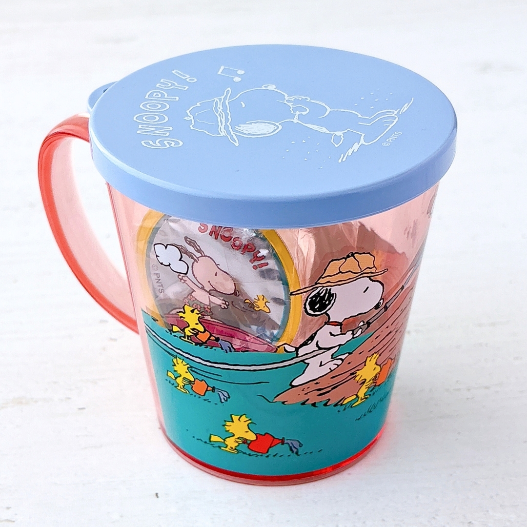 スヌーピーのイラストが描かれたカップ。スヌーピーは帽子を被り、ボートを漕いでいる。