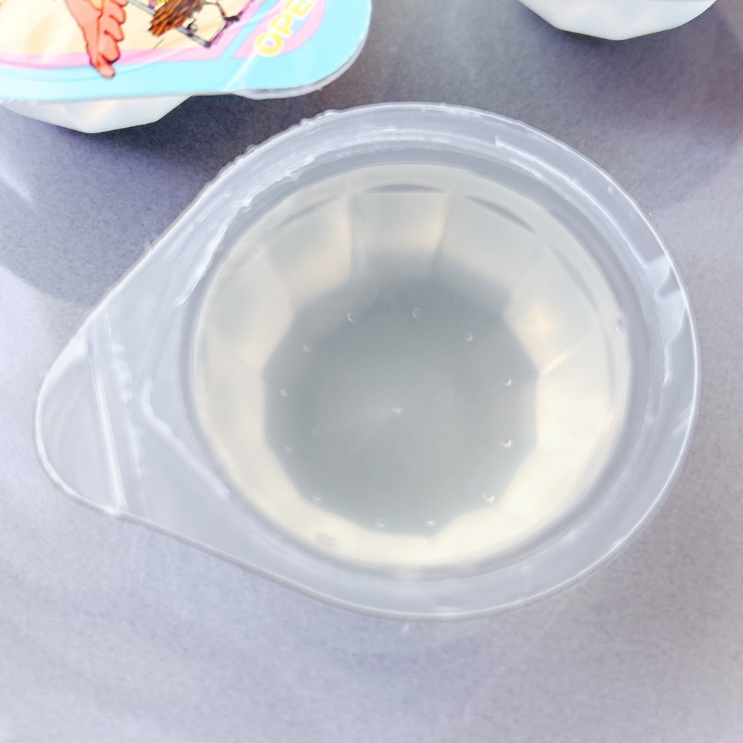 透明なプラスチックの使い捨てカップがテーブルに置かれている。