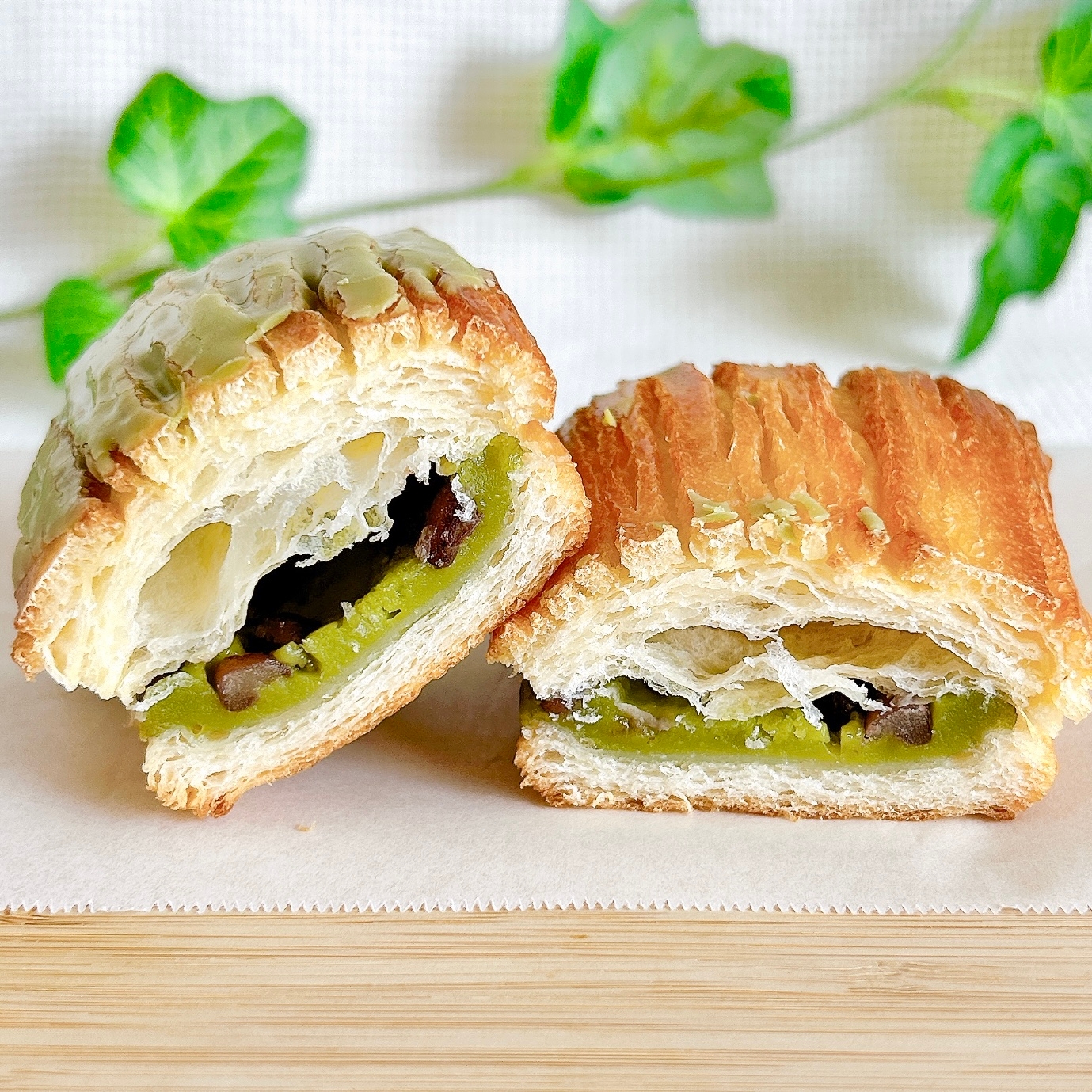 LAWSON(ローソン)の「バター香るパンスイス 抹茶&あずき」