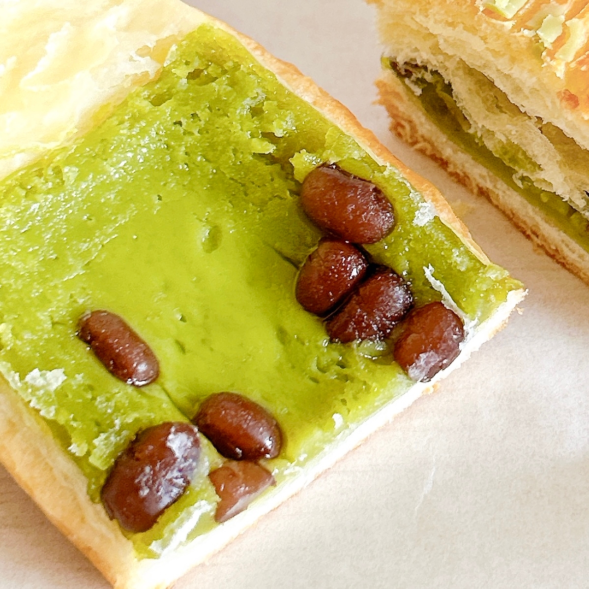 LAWSON(ローソン)の「バター香るパンスイス 抹茶&あずき」