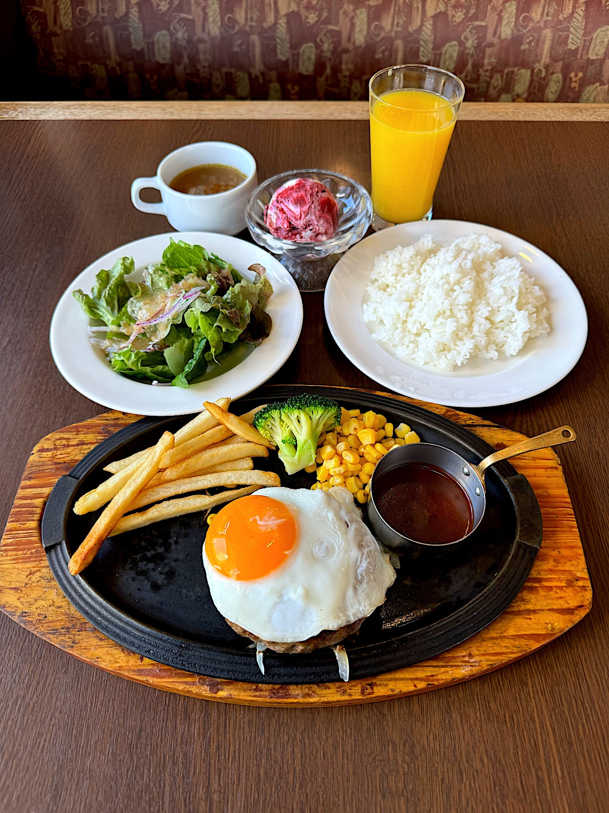 ロイヤルホストの「190gレギュラー 黒×黒ハンバーグスペシャルランチ」