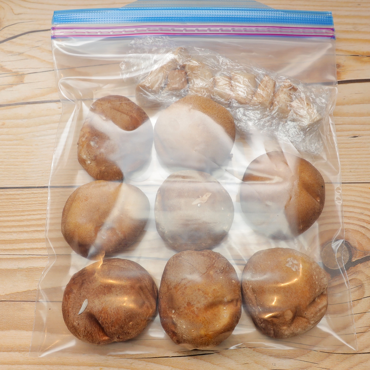 透明なバッグにパッキングされた不規則な形の物体。上部には別のラップに包まれたアイテムがあります。