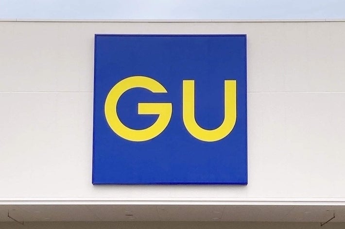 建物の外壁にある「GU」のロゴ。