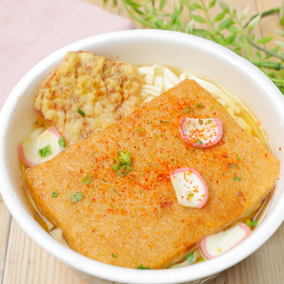 うどんの器に、かまぼこがトッピングされた料理。