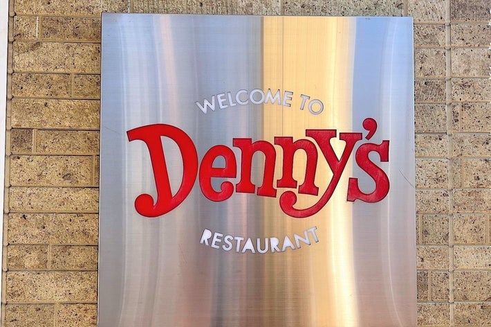 デニーズレストランの看板。「WELCOME TO」および「RESTAURANT」の文字が表示されている。