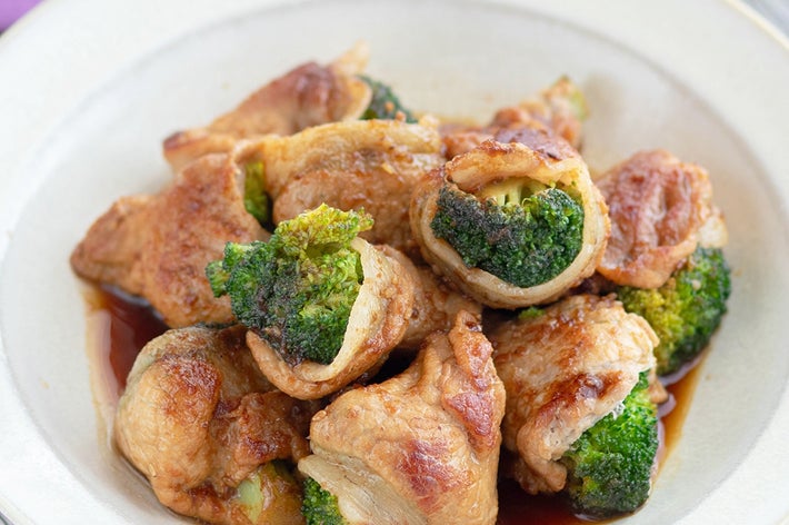 ブロッコリーと肉の巻物が皿に盛られた料理。