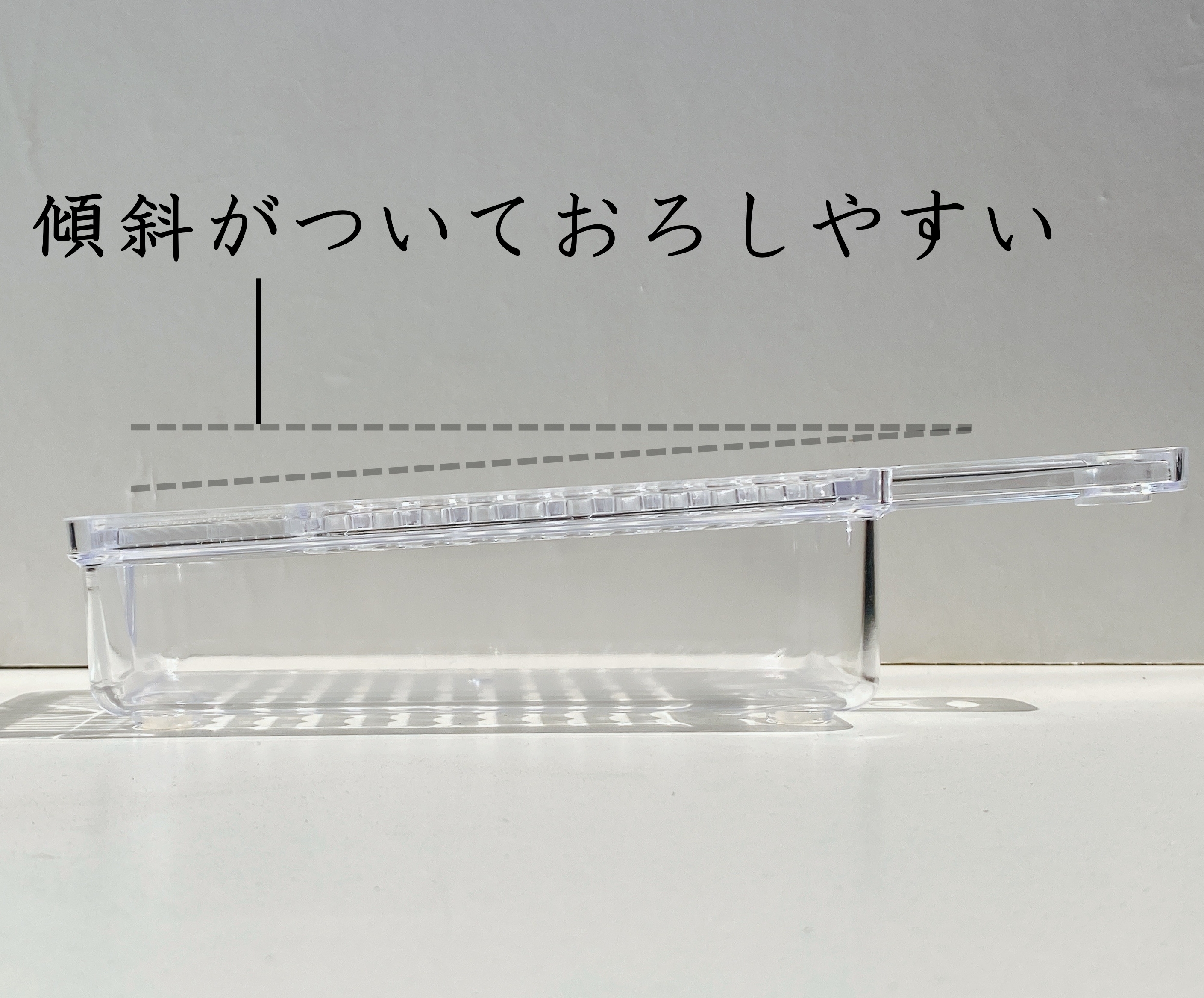 傾斜がついておろしやすいプラスチックの調理器具が紹介されています。