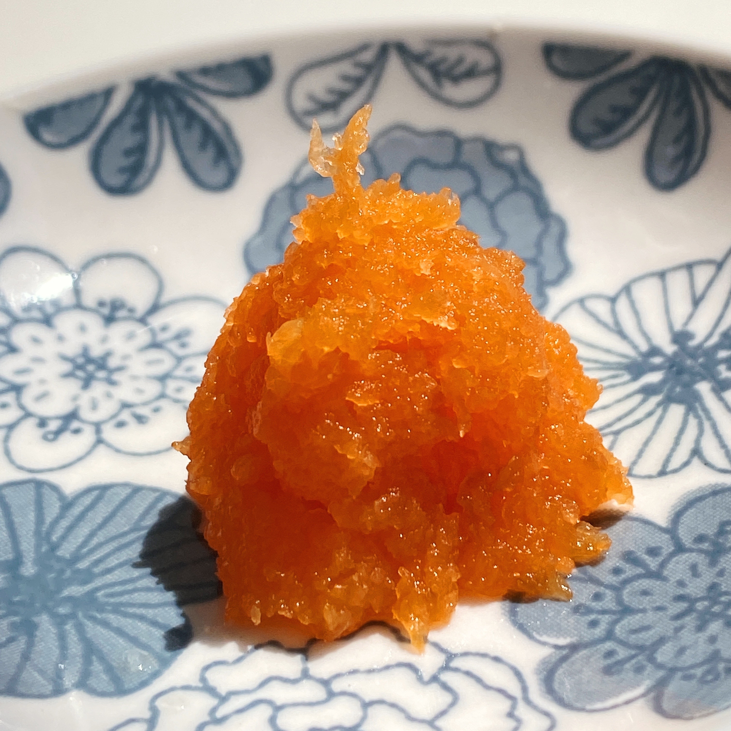 和風の柄の器に盛られたおろし生姜。