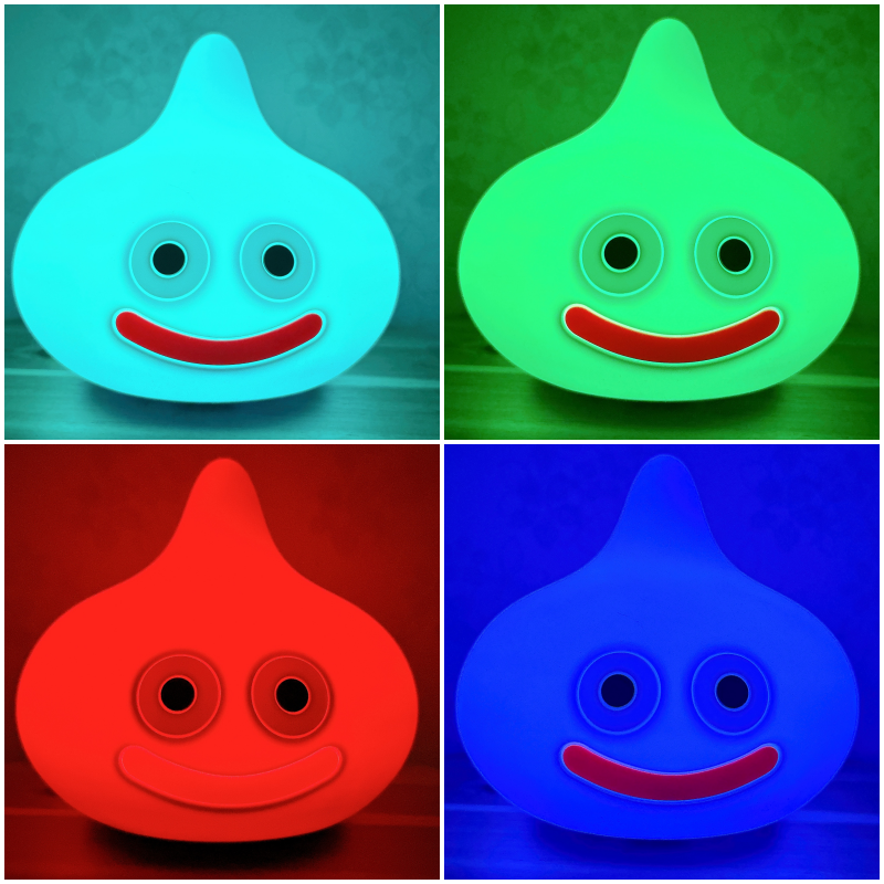 4種類の色でライトアップされたスライムのオブジェクトが並んでいます。