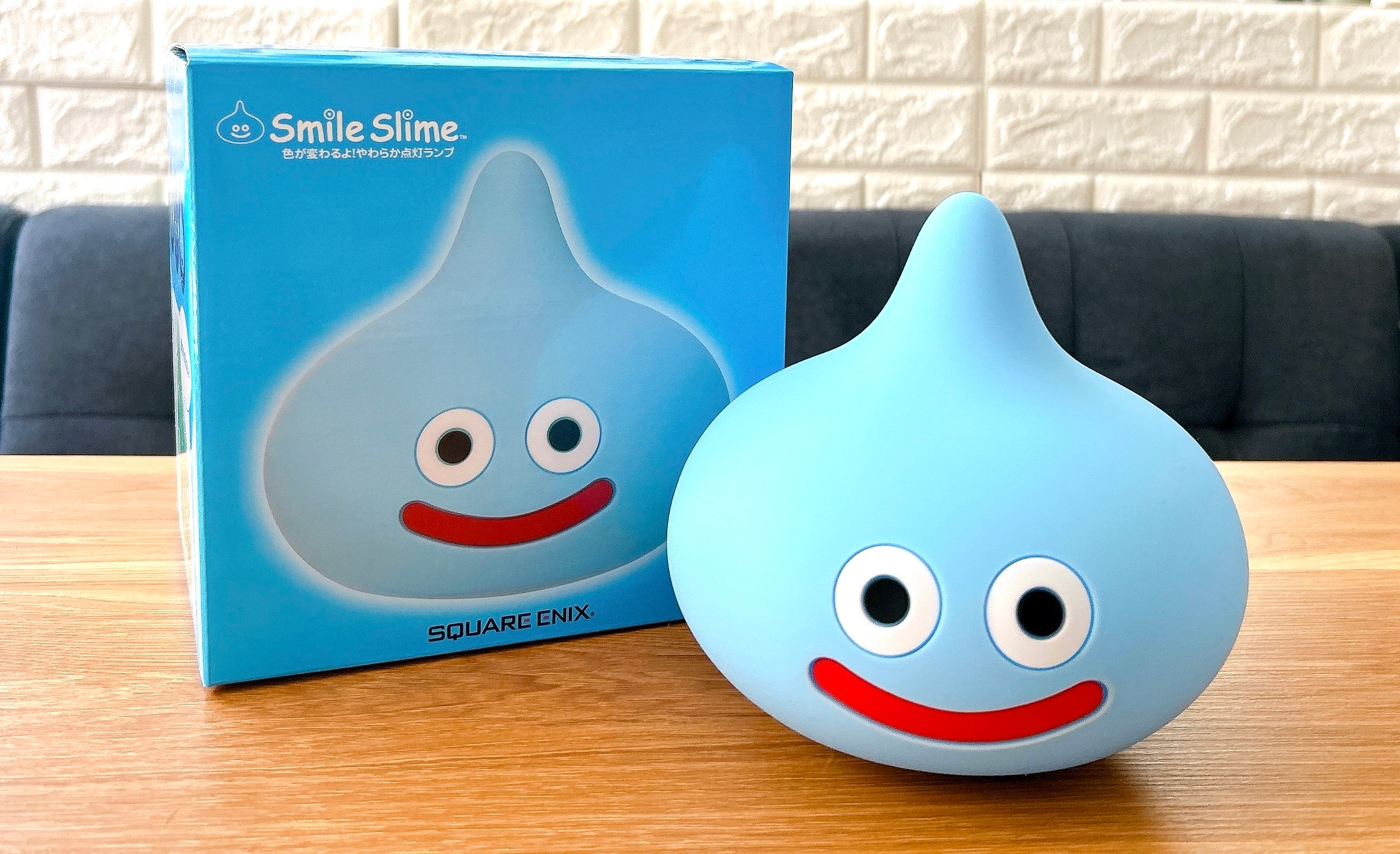 スライム形のランプとそのパッケージ。ゲーム「ドラゴンクエスト」関連商品として広告されている。