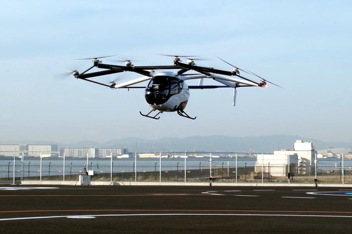 万博会場をデモ飛行する空飛ぶクルマ「SkyDrive」(2025年4月9日撮影、BuzzFeed Japan)