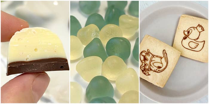 白と茶のチョコ、クリアキャンディー、キャラクターが描かれたクッキーの3つのスイーツが並ぶ。