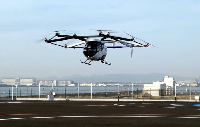 万博会場をデモ飛行する空飛ぶクルマ「SKYDRIVE」(2025年4月9日撮影、BuzzFeed Japan)