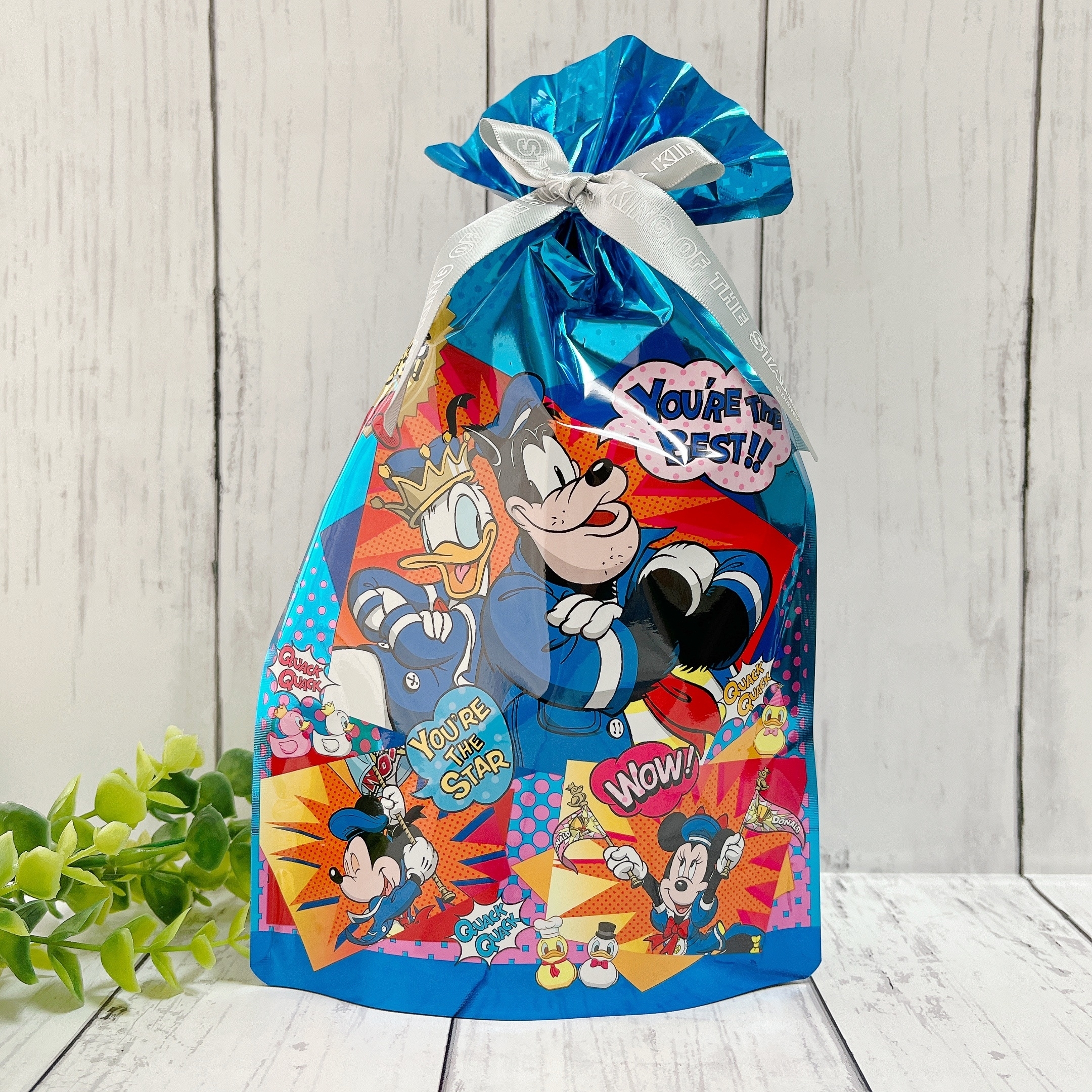 キャラクターが描かれたギフト袋で、「YOU'RE THE BEST!」や「WOW!」の文字がデザインされています。