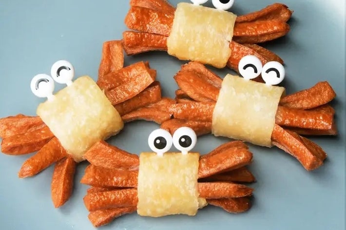 カットソーセージとパイ生地で作られたカニ型の可愛いスナックが皿に並んでいる。