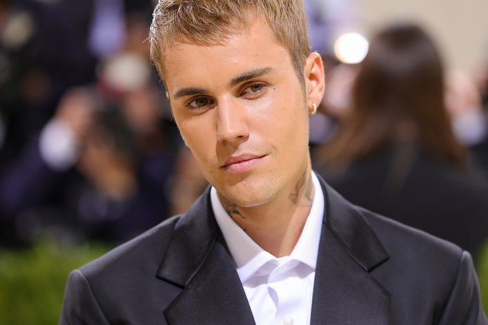 有名人がタキシード姿でカメラに向かって微笑んでいる。