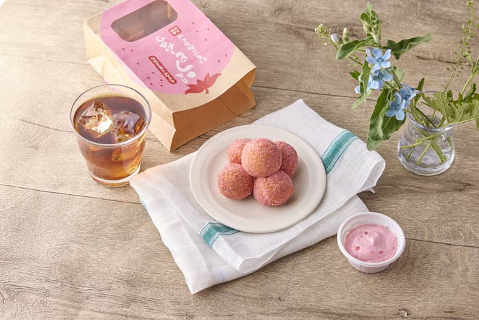 丸亀うどーなつ いちごみるく味 盛り付け例(PR TIMESより)