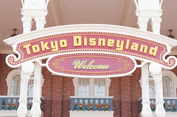 東京ディズニーランドのエントランス看板に「Welcome」と表示されています。