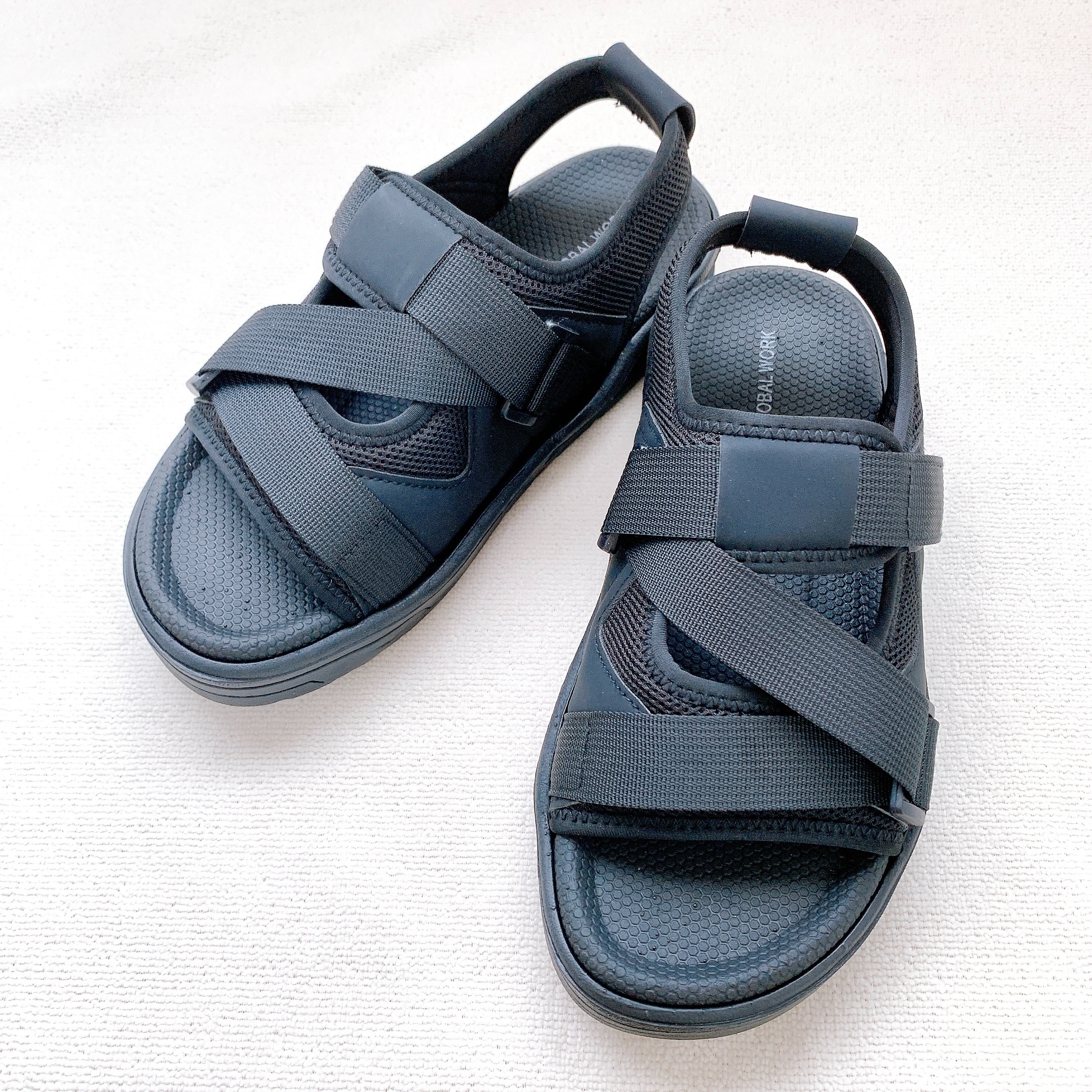 2本のストラップがクロスしたデザインのサンダル。快適性とスタイルを兼ね備えたシンプルなデザイン。