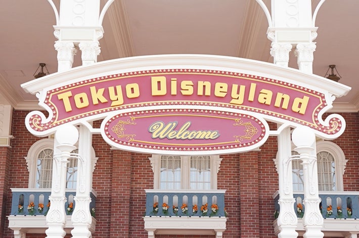 東京ディズニーランドのエントランスに「Welcome」の看板が掲げられている様子。