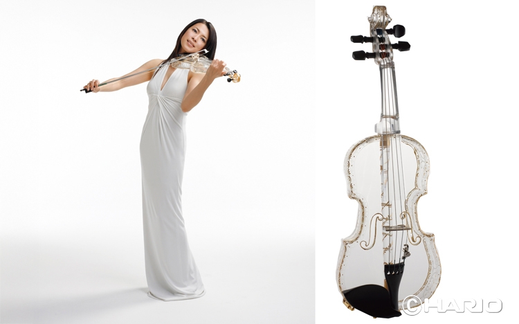 ガラスバイオリンを演奏する川井郁子さん / HARIOのプレスリリースより