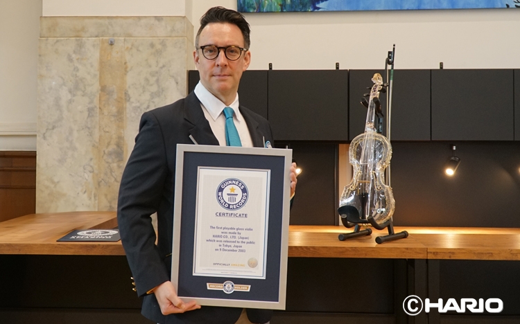 ギネスワールドレコーズ認定員 ジャスティン パターソンさんと、ガラス製のバイオリン / HARIOのプレスリリースより