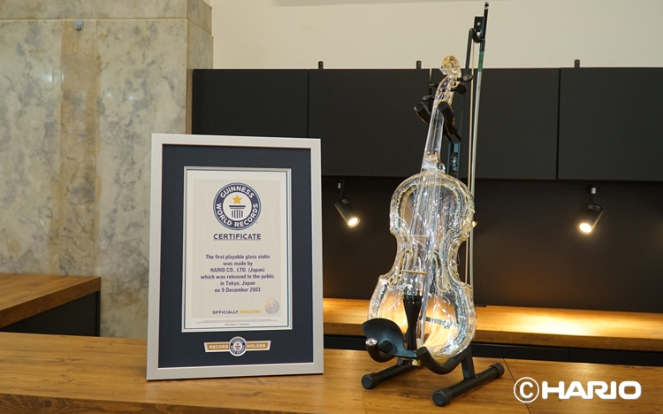 ギネス世界記録を達成した「演奏可能な初のガラスバイオリン」 / HARIOのプレスリリースより